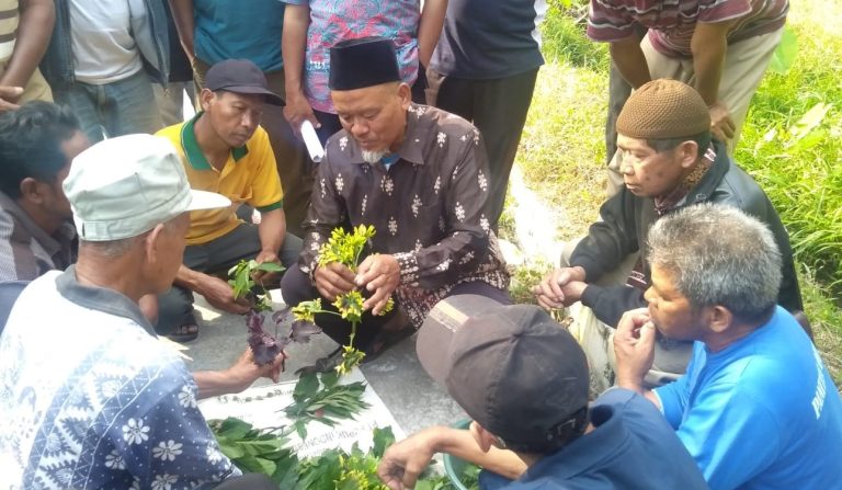 Puluhan petani di Kecamatan Sawangan antusias mengikuti pelatihan pembuatan Biosaka yang digelar Dinas Pertanian dan Pangan Kabupaten Magelang, Jumat (19/05).