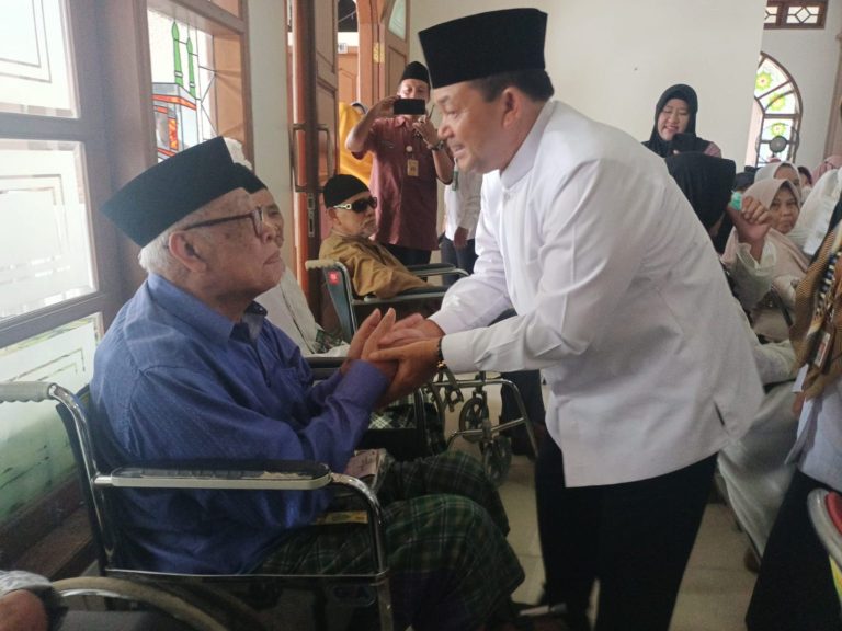 Didominasi Lansia, Bupati Semarang Imbau Calhaj Saling Bantu