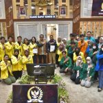 Mahasiswa Fakultas Kesehatan UI dan Ikatan Senat Mahasiswa Kesehatan Masyarakat Indonesia (ISMKMI) usai Rapat Dengar Pendapat Umum (RDPU), Selasa (23/05)