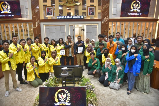 Mahasiswa Fakultas Kesehatan UI dan Ikatan Senat Mahasiswa Kesehatan Masyarakat Indonesia (ISMKMI) usai Rapat Dengar Pendapat Umum (RDPU), Selasa (23/05)