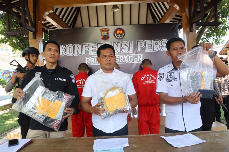 Pengedar dengan Ribuan Butir Obat Keras Dihadirkan Satuan Narkoba Polres Sragen
