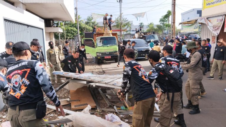 Satpol PP Kota Semarang Tertibkan 75 Lapak PKL Liar Tepi Jalan Johar Kanjengan