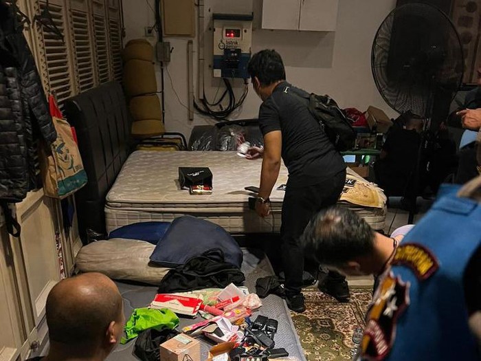 Polri Sita Senjata hingga Paspor saat Geledah Rumah Tersangka Senpi Ilegal Dito Mahendra
