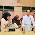 Dua siswa SMK Negeri 4 Kota Jambi saat mengukur pakaian untuk Presiden Jokowi, Selasa (16/05).