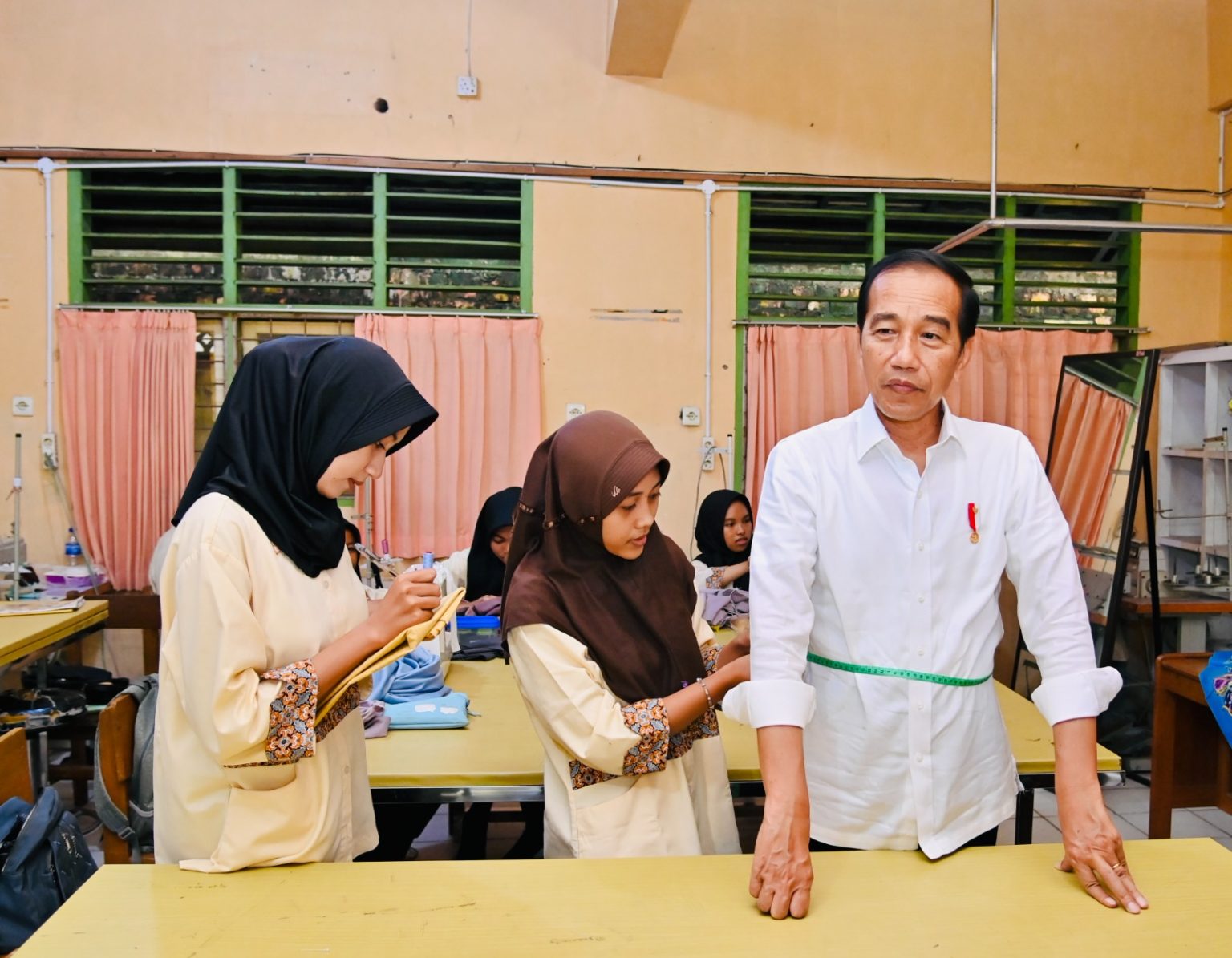 Dua siswa SMK Negeri 4 Kota Jambi saat mengukur pakaian untuk Presiden Jokowi, Selasa (16/05).