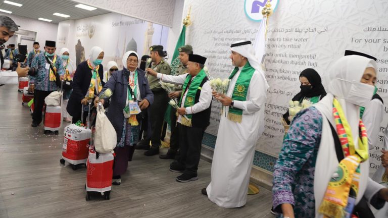 Jemaah Kloter JKG 01 tiba di Bandara Amir Muhammad bin Abdul Aziz Madinah, Rabu (24/05) (Foto: MCH 2023)