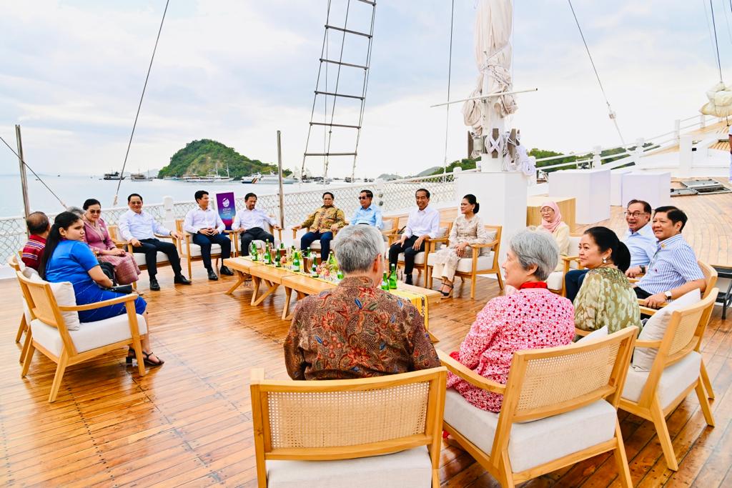 Para pemimpin ASEAN beserta para pendamping berbincang hangat di atas kapal Phinisi, di Labuan Bajo, Rabu (10/05).