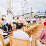 Para pemimpin ASEAN beserta para pendamping berbincang hangat di atas kapal Phinisi, di Labuan Bajo Rabu (10/05).
