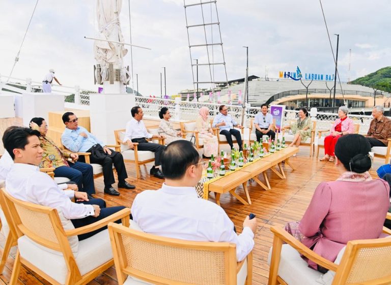 Para pemimpin ASEAN beserta para pendamping berbincang hangat di atas kapal Phinisi, di Labuan Bajo Rabu (10/05).