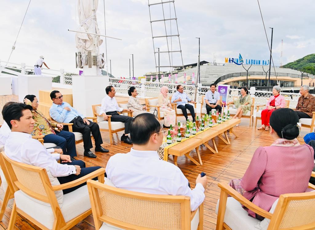 Para pemimpin ASEAN beserta para pendamping berbincang hangat di atas kapal Phinisi, di Labuan Bajo Rabu (10/05).