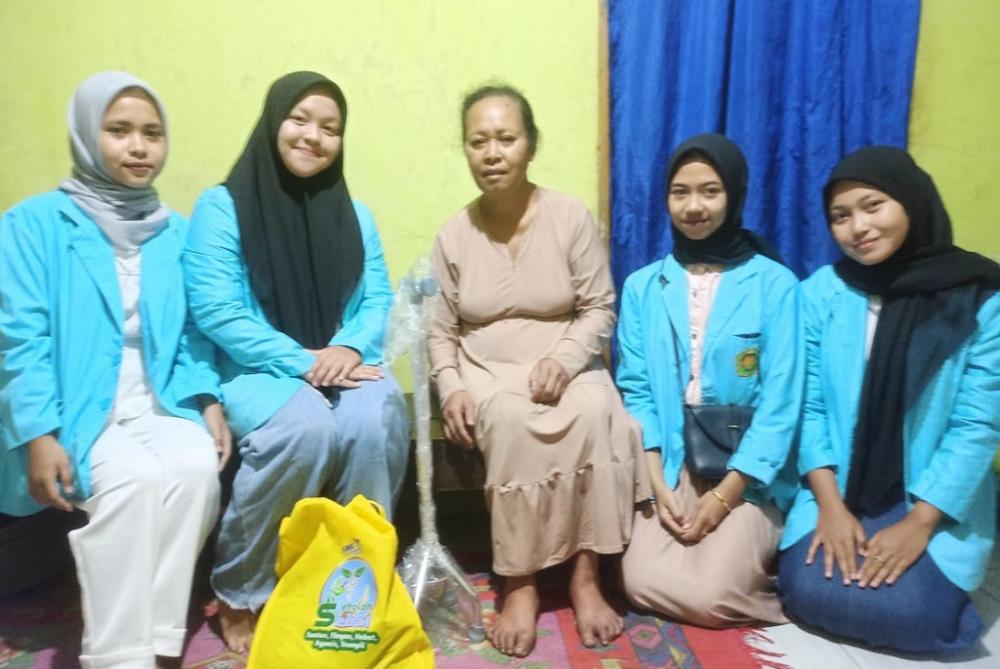 Rayakan Kelulusan, Siswa SMK Al Syairiyah Limpung Berbagi Sembako Hingga Alat Kesehatan