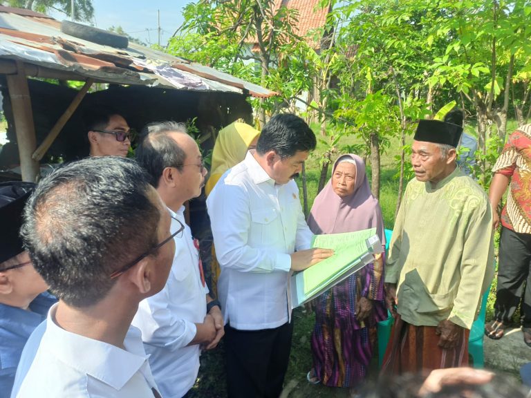 Menteri ATR/BPN Hadi Tjahjanto Bagikan Sertipikat Tanah di Wiradesa