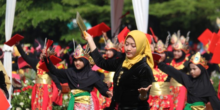 Pukau Penonton, Tarian Kolosal Meriahkan Peringatan Hardiknas di Purbalingga