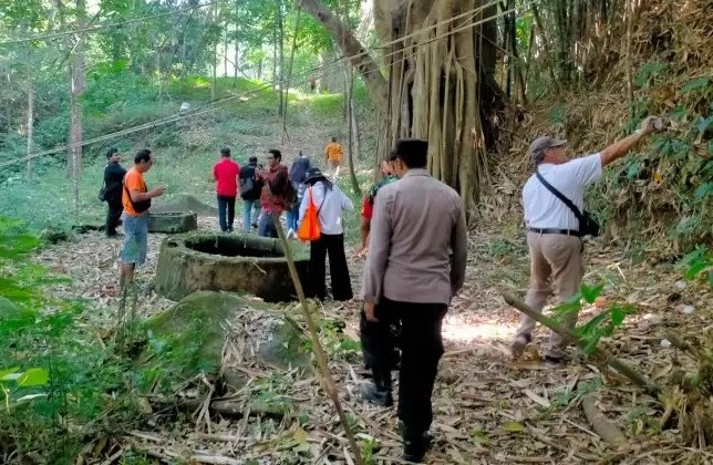 TNI-Polri Bersama Pemuda dan Komunitas Mbo’jolali Bersihkan Situs Bersejarah