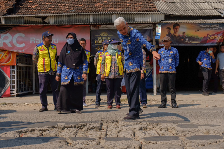 Gubernur Tekankan Pentingnya Edukasi untuk Warga Terdampak Proyek