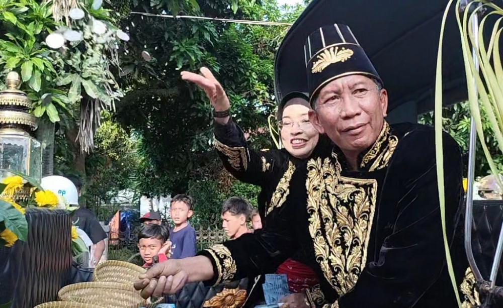 Ngalap Berkah, Warga Berebut Sawuran Saat Kirab Budaya