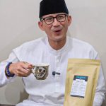 Menparekraf Sandiaga Uno mencicipi Kopi Papupa produk olahan santri di Pondok Pesantren Roudlotut Thullab, Magelang, Jumat (19/05).