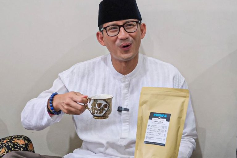 Menparekraf Sandiaga Uno mencicipi Kopi Papupa produk olahan santri di Pondok Pesantren Roudlotut Thullab, Magelang, Jumat (19/05).