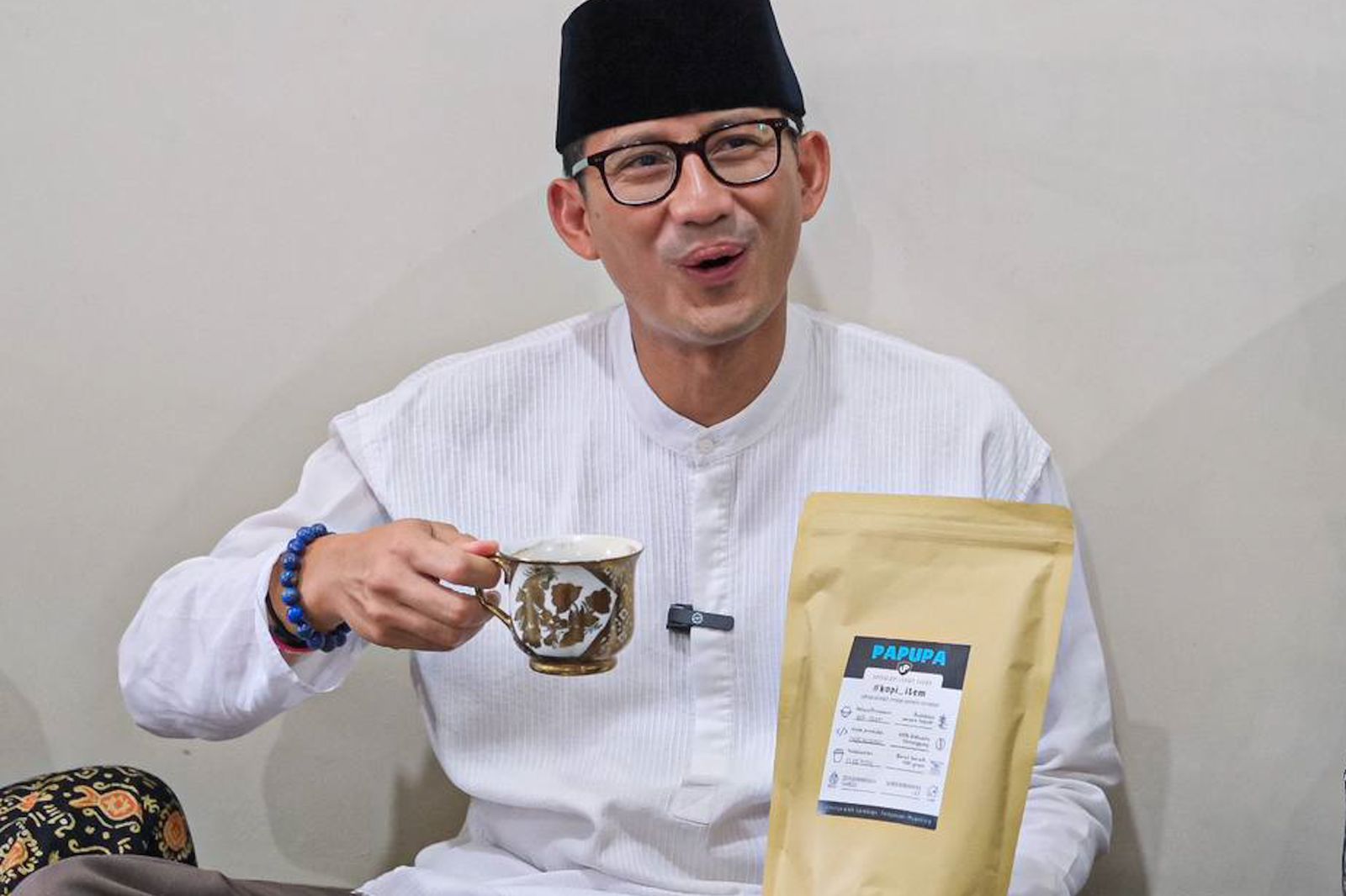 Menparekraf Sandiaga Uno mencicipi Kopi Papupa produk olahan santri di Pondok Pesantren Roudlotut Thullab, Magelang, Jumat (19/05).