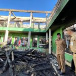 Bupati meninjau lokasi bekas kebakaran Ponpes Darul Muttaqien di Dusun Bolong, Desa Ngaditirto.