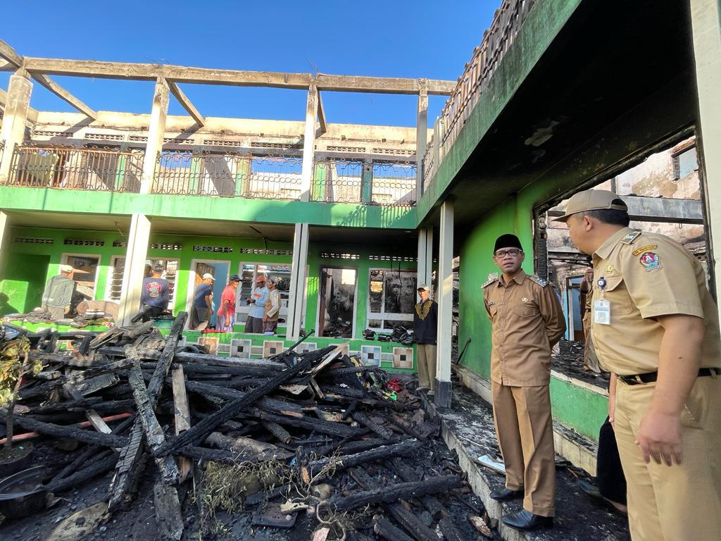 Bupati meninjau lokasi bekas kebakaran Ponpes Darul Muttaqien di Dusun Bolong, Desa Ngaditirto.