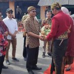 Bupati Boyolali, M.Said Hidayat secara simbolis menerima hasil bumi dari masyarakat Desa Klakah dalam Kirab Festival Merapi Merbabu,  Minggu (28/05)