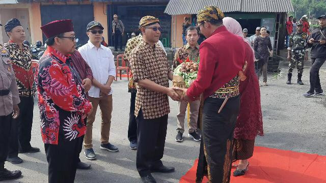 Bupati Boyolali, M.Said Hidayat secara simbolis menerima hasil bumi dari masyarakat Desa Klakah dalam Kirab Festival Merapi Merbabu,  Minggu (28/05)