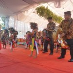 Bupati Al Khadziq dan Ketua DPRD Yunianto berkolaborasi dengan siswa TK Al Kautsar menari jaran kepang, Kamis (18/05).