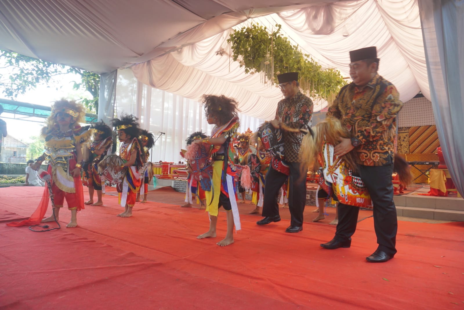 Bupati Al Khadziq dan Ketua DPRD Yunianto berkolaborasi dengan siswa TK Al Kautsar menari jaran kepang, Kamis (18/05).