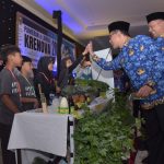 Bupati Boyolali, M. Said Hidayat dan Wakil Bupati Wahyu Irawan mengunjungi stand pameran Krenova di Gedung Panti Marhaen Boyolali, Rabu (17/05).