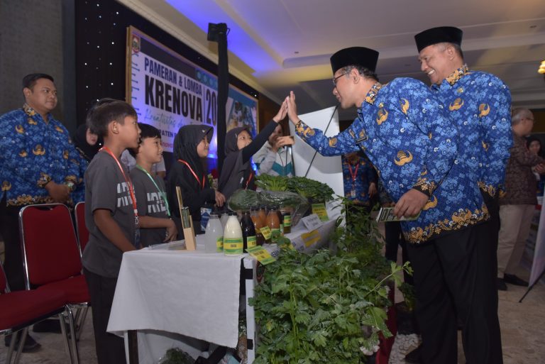 Bupati Boyolali, M. Said Hidayat dan Wakil Bupati Wahyu Irawan mengunjungi stand pameran Krenova di Gedung Panti Marhaen Boyolali, Rabu (17/05).