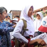 100 Siswa SD dan SMP Terdampak Banjir di Cilacap Menerima Bantuan Tas dan Alat Tulis
