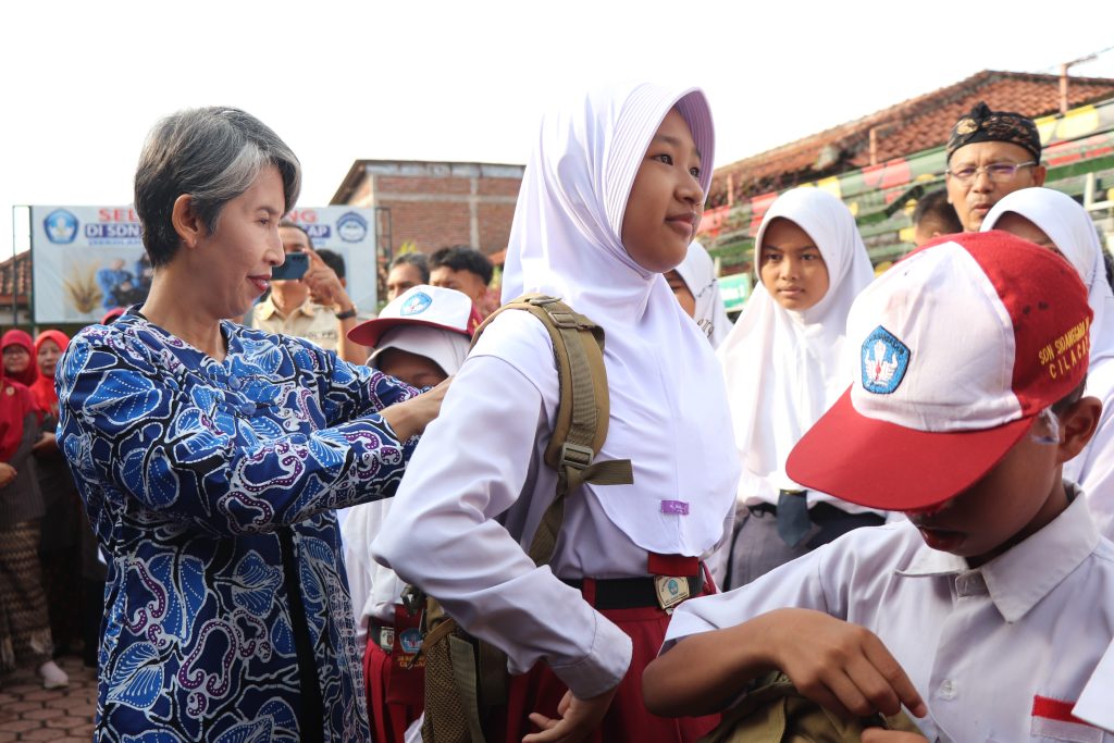 100 Siswa SD dan SMP Terdampak Banjir di Cilacap Menerima Bantuan Tas dan Alat Tulis