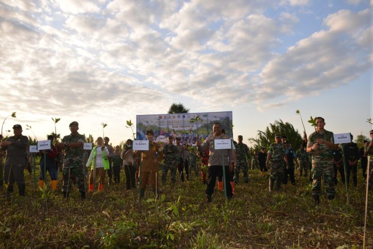 Pemkab Cilacap Bersama TNI-Polri Dukung Penanaman Mangrove Serentak