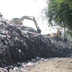 Bersihkan Tumpukan Sampah di TPA Pegongsoran, Pemkab Turunkan Alat Berat