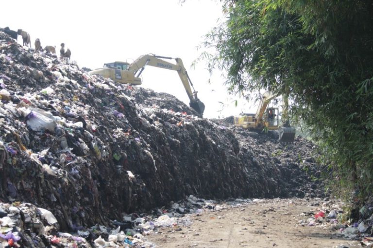 Bersihkan Tumpukan Sampah di TPA Pegongsoran, Pemkab Turunkan Alat Berat