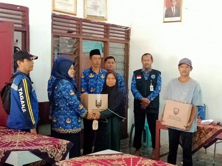 Warga Dibantu Sembako, Bupati Pastikan Kebumen Zero Bakteri E-coli