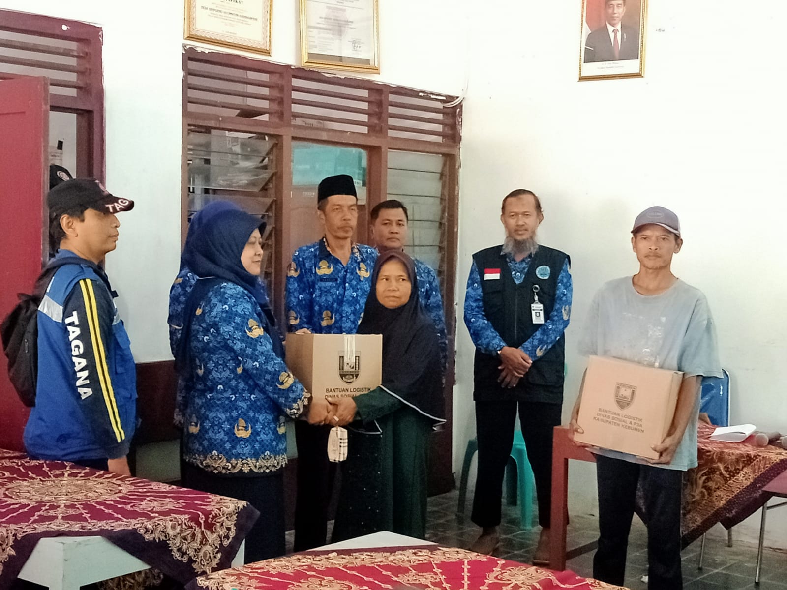 Warga Dibantu Sembako, Bupati Pastikan Kebumen Zero Bakteri E-coli