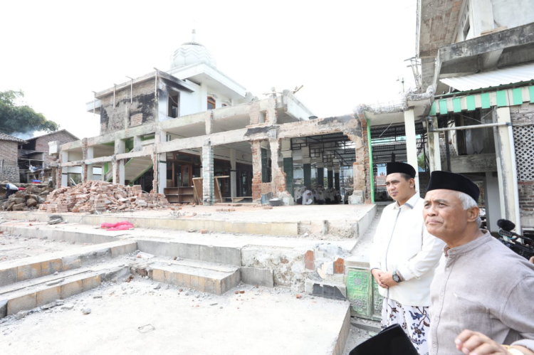Kunjungi Lokasi Bekas Kebakaran Ponpes, Taj Yasin Serahkan Bantuan dan Semangati Santri