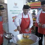 Bupati Boyolali M. Said Hidayat (tengah) bersama Deputi II Bidang Pendistribusian dan Pendayagunaan Baznas M. Imdadun Rahmat memasak ayam ZChicken, Rabu (24/05)