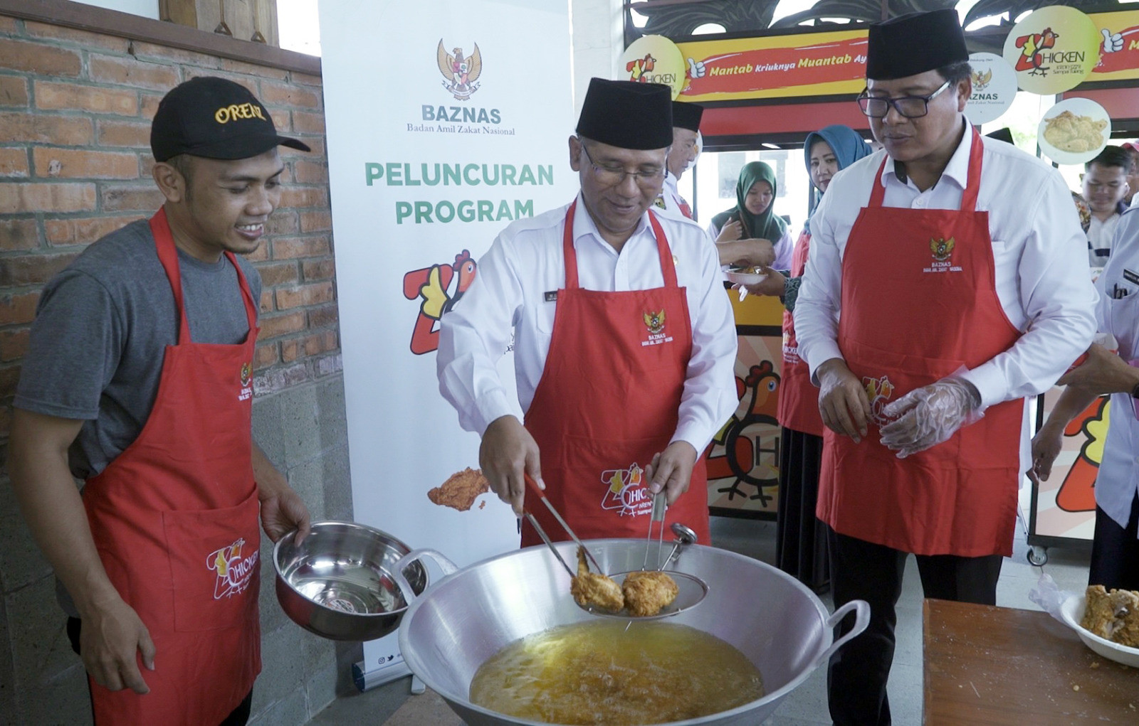 Bupati Boyolali M. Said Hidayat (tengah) bersama Deputi II Bidang Pendistribusian dan Pendayagunaan Baznas M. Imdadun Rahmat memasak ayam ZChicken, Rabu (24/05)