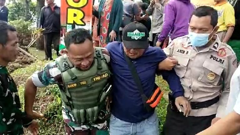 TNI-Polri dan Warga Bantu Evakuasi Penumpang Bus Terguling