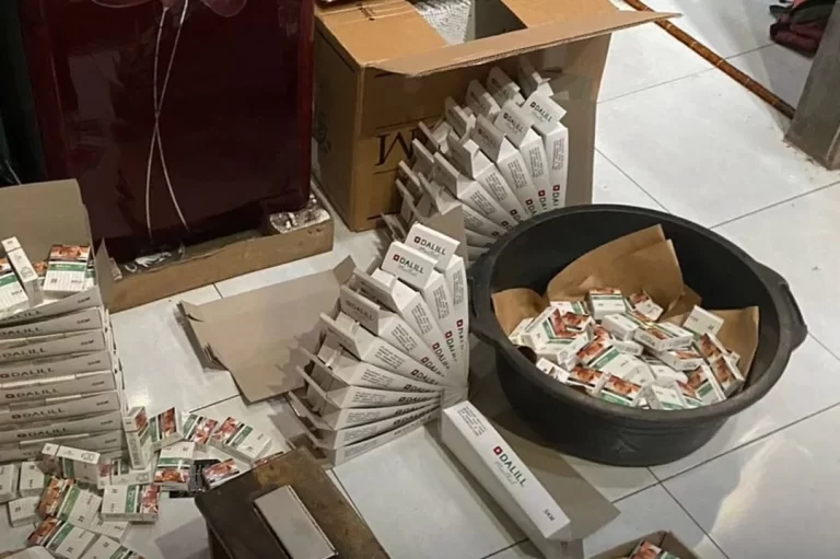 Bea Cukai Kudus saat membongkar peredaran rokok ilegal di Jepara, Senin (15/05) (Foto: Dok Bea Cukai Kudus)