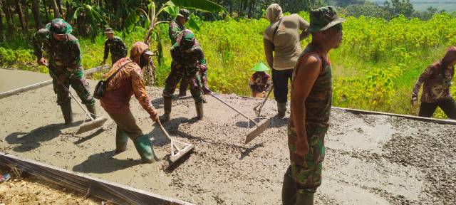 Satgas TMMD Sengkayung Kembali Lanjutkan Pengecoran Jalan Desa Wegil