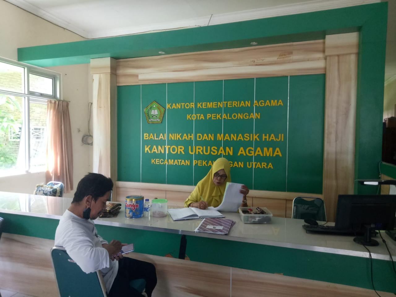 Syawal Jadi Bulan Favorit Menikah, Puluhan Calon Pengantin Urus Persyaratan ke KUA