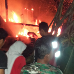 Polisi, Damkar dan Masyarakat Gotongroyong Padamkan Kebakaran Rumah