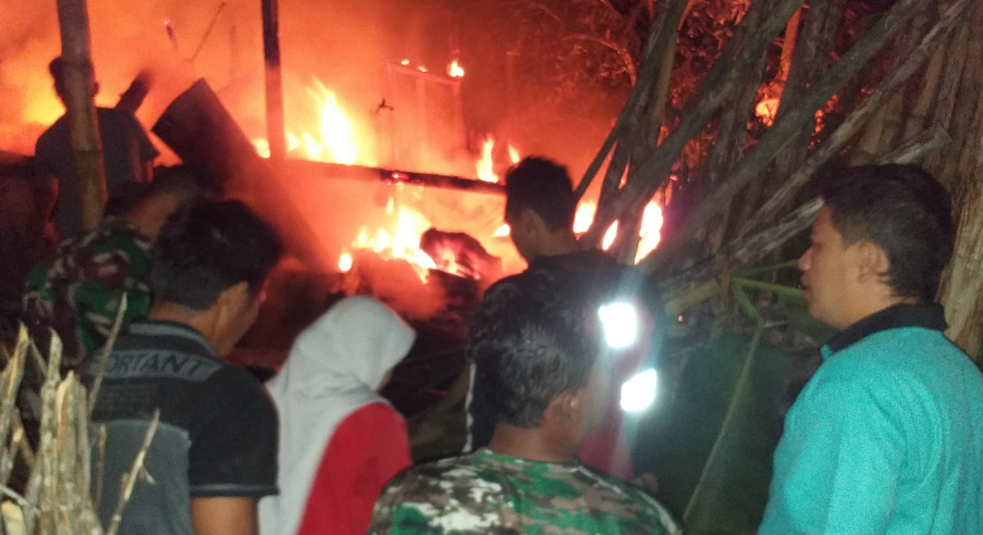 Polisi, Damkar dan Masyarakat Gotongroyong Padamkan Kebakaran Rumah