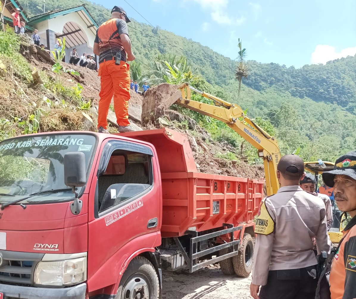 Curah Hujan Tinggi, Talud Rumah Warga Banyubiru Longsor