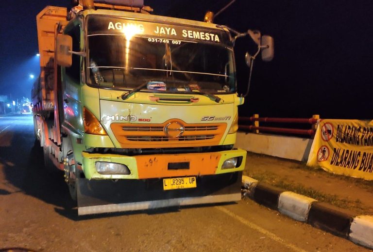 Segera Lapor ke Polsek, Temui Truk Parkir di Atas Jembatan Lasem