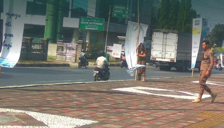 Melanggar Perda, Satpol P3KP Tertibkan Ratusan Reklame Liar